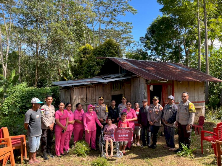 Kapolres Manggarai Serahkan Bantuan Kapolda NTT untuk Renovasi Rumah Ibu Sabina Jemamu