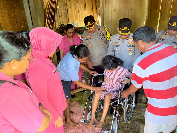 Kapolres Manggarai Serahkan Bantuan Kapolda NTT untuk Renovasi Rumah Ibu Sabina Jemamu