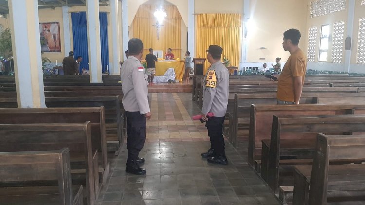 Kapolsek Reo Lakukan Pengecekan Personel PAM Gereja Menjelang Perayaan Misa Natal 2025  Pastikan  Ibadah Natal berjalan aman.