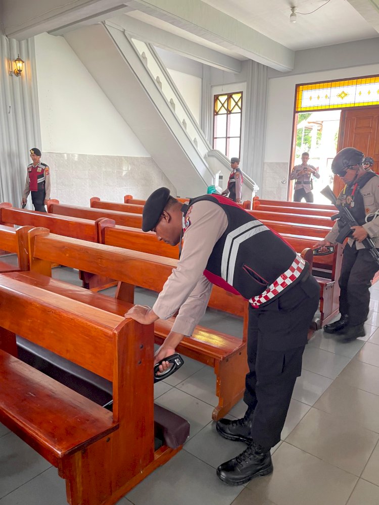 Satgas Preventif Ops Lilin Turangga 2025 Bersama Kompi 2 Yon B Pelopor Laksanakan Sterilisasi Gereja, Pastikan Ibadah Natal Aman dan Kondusif