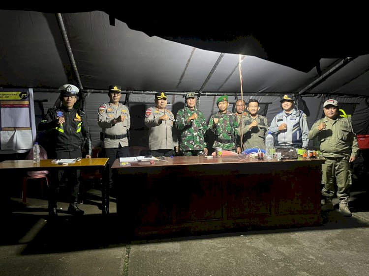 KAPOLRES MANGGARAI TINJAU PELAKSANAAN PERAYAAN IBADAH MALAM NATAL, PASTIKAN SITUASI KONDUSIF