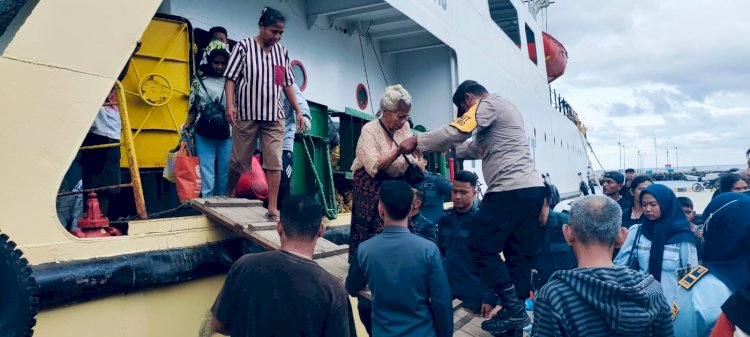 KP3 Laut Polres Manggarai Pastikan Pengamanan Kapal Penumpang Berjalan Tertib dan Kondusif