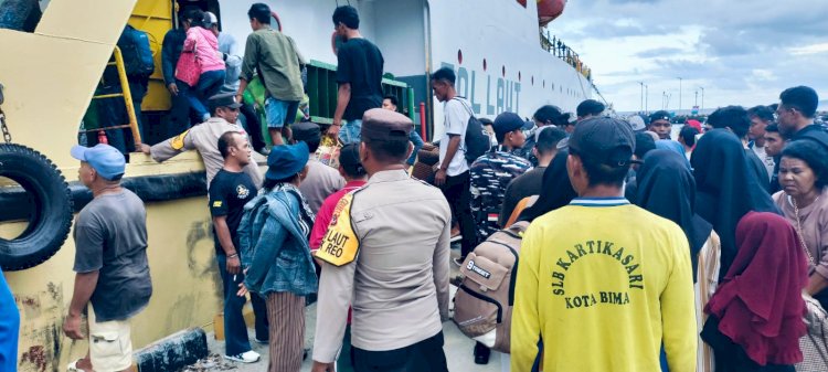 KP3 Laut Polres Manggarai Pastikan Pengamanan Kapal Penumpang Berjalan Tertib dan Kondusif