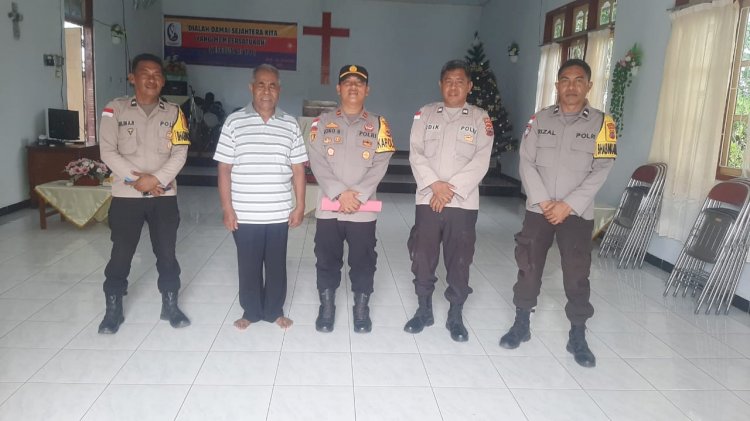 Polsek Reo Laksanakan Pengecekan Gereja selama berlangsung nya Misa Perayaan Natal 2025