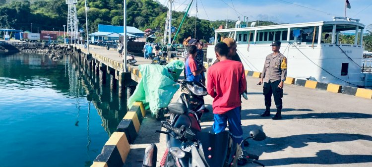 KP3 Laut Reo Laksanakan Pengamanan Aktivitas Bongkar Muat KM Sinar Papua 88 di Pelabuhan Laut Kelas II Reo