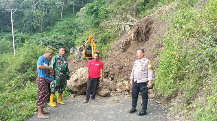 Bhabinkamtibmas Bersama Babinsa Pantau dan Amankan Penanganan Longsor di Desa Beamese