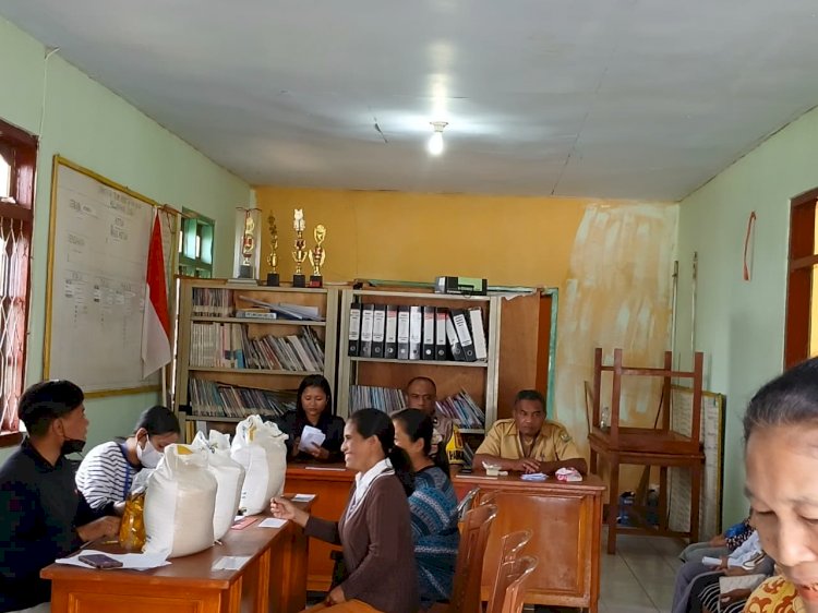 Bhabinkamtibmas Laksanakan Pengamanan Pembagian Sembako bagi Warga Kurang Mampu di Kelurahan Tenda dan Poco Mal