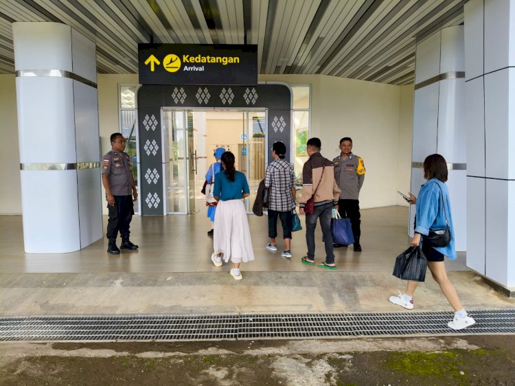 KP3 Udara Laksanakan Pengamanan Kedatangan dan Keberangkatan Pesawat di Bandara Frans Sales Lega Ruteng