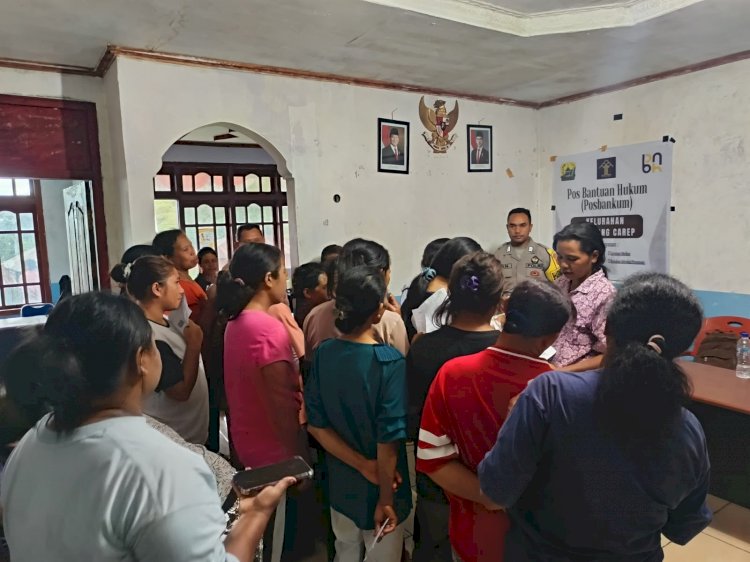 Bhabinkamtibmas Hadir Mengawal Penyaluran Bantuan Pangan untuk Warga Compang Carep