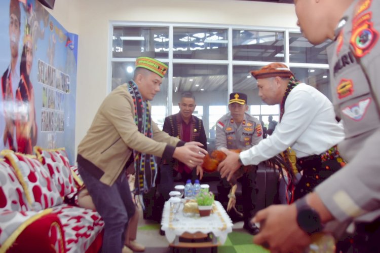 Kedatangan Kapolres Manggarai Bersama Ketua Bhayangkari Cabang Manggarai di Bandara Udara Frans Sales Lega Disambut  Forkopimda Manggarai Secara Adat.