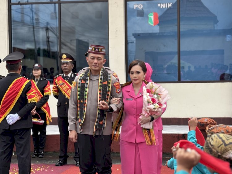 Harmoni Adat Manggarai Warnai Upacara penyambutan  Kapolres Manggarai , Tradisi Tuak Curu  manuk kapu dan Pedang Pora Sambut AKBP Levi Defriansyah