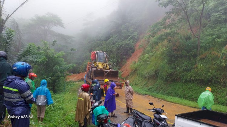 Longsor Dini Hari Memutus Jalur Ruteng–Reo, Polisi Sigap Kawal Pembersihan Hingga Akses Kembali Terbuka