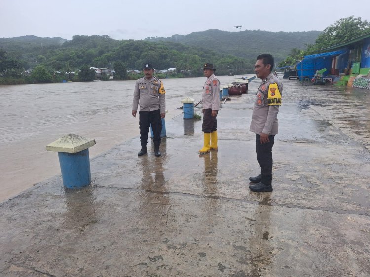 Polisi Hadir di Tepi Wae Pesi, Menjaga Aman di Tengah Rintik Musim Hujan