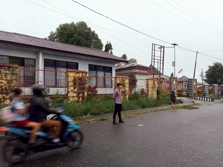 Anggota Sat Lantas Polres Manggarai Laksanakan Strong Point di Titik Rawan Kecelakaan