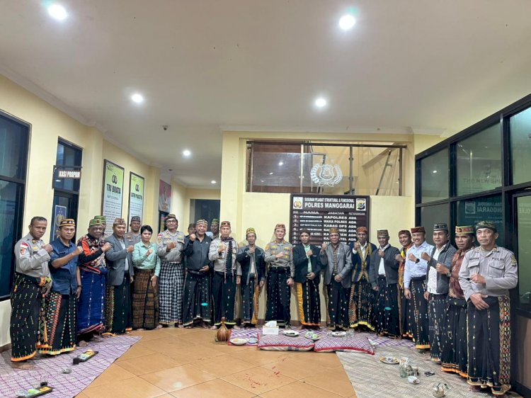 Mengawali Pengabdian, Kapolres Manggarai Gelar Ritual Adat ‘Tesi Rantang Babang Agu Bentang’ sebagai Penghormatan Budaya Lokal”