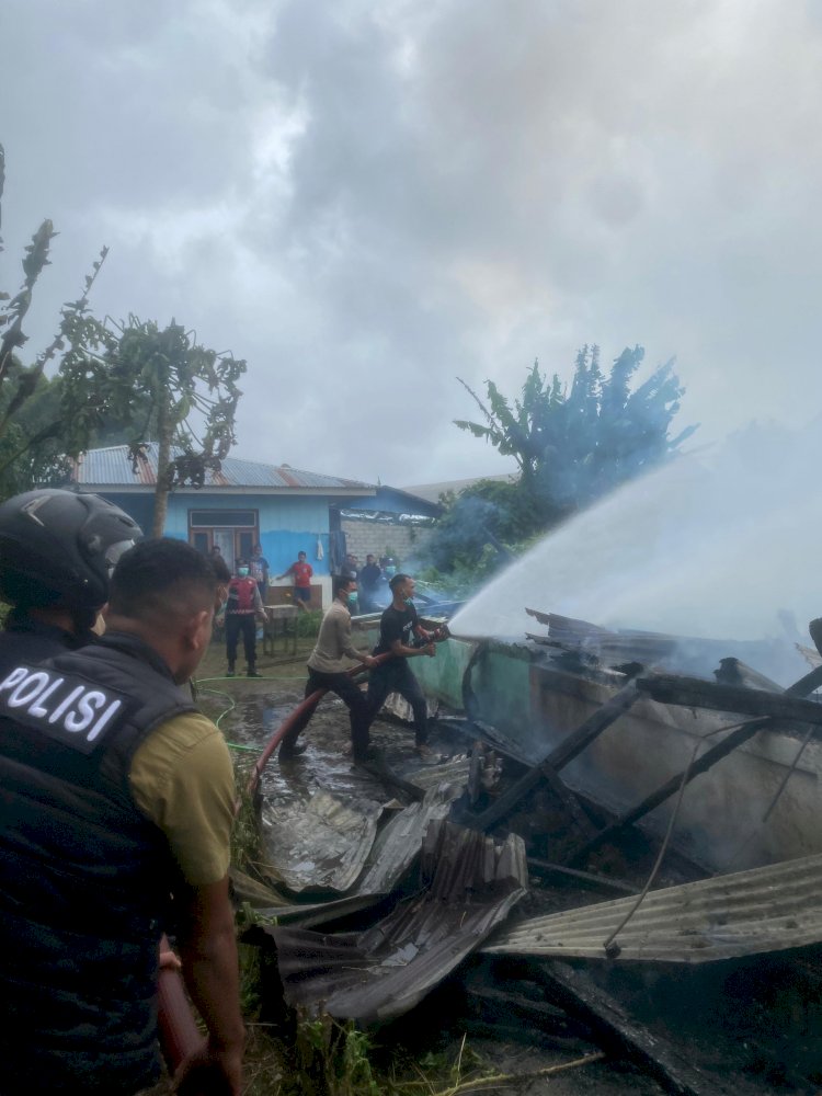 Polres Manggarai Kerahkan Water Canon Bantu Padamkan Kebakaran Rumah di Pau