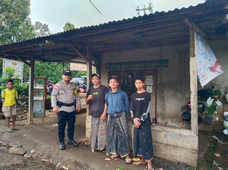 Bhabinkamtibmas Ruteng Laksanakan Patroli Dialogis dan Sambang Warga di Desa Benteng Kuwu