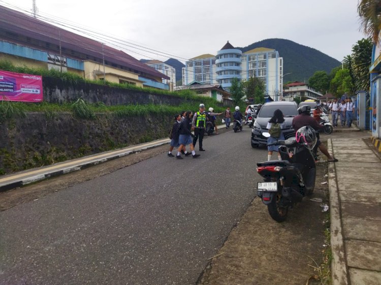 Anggota Polres Manggarai Laksanakan Strong Point di Daerah Rawan Kecelakaan dan Sekolah