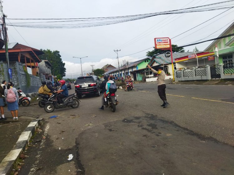 Anggota Polres Manggarai Laksanakan Strong Point di Daerah Rawan Kecelakaan dan Sekolah