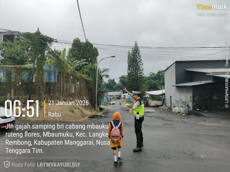 Anggota Polres Manggarai Laksanakan Pengaturan Lalu Lintas Pagi di Titik Rawan