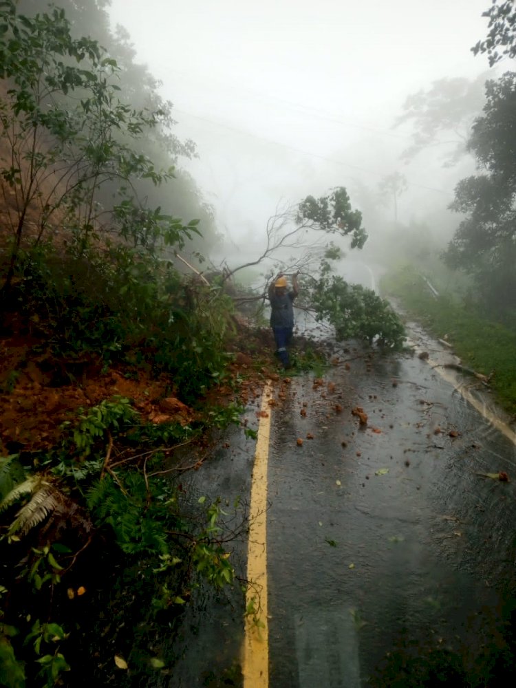 CEPAT, SIGAP, DAN TANGGAP — POLSEK CIBAL SIAGAKAN PERSONEL DI LOKASI TANAH LONGSOR, PASTIKAN ARUS LALIN TETAP LANCAR