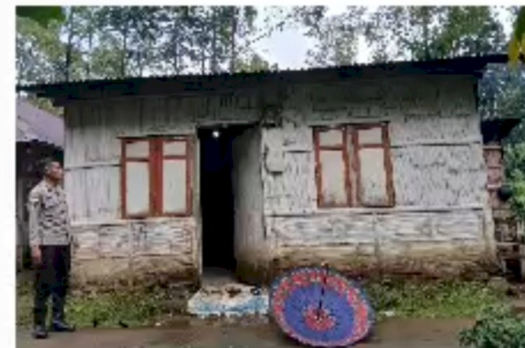 KAPOLRES MANGGARAI SERAHKAN BANTUAN PEMBANGUNAN RUMAH LAYAK HUNI DARI KAPOLDA NTT