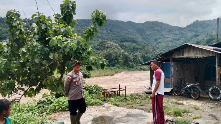 Bhabinkamtibmas Polsek Reo Laksanakan Patroli Cuaca Ekstrem di Bantaran Kali Wae Pesi