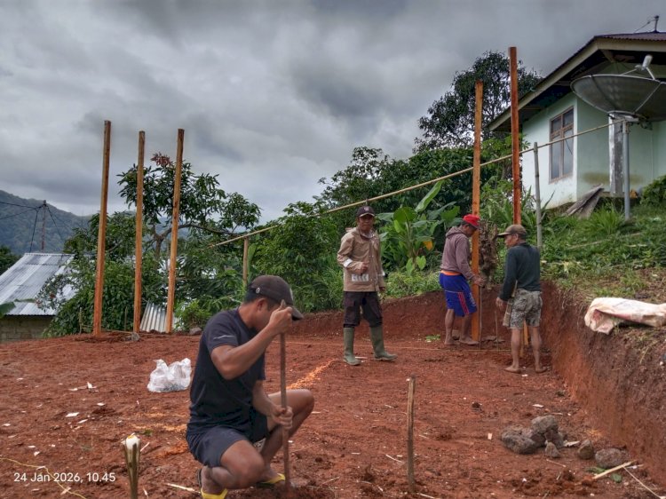 Bhabinkamtibmas Kecamatan Lelak Tinjau Lokasi Pengerjaan Rumah Bantuan Layak Huni dari Bapak Kapolda NTT