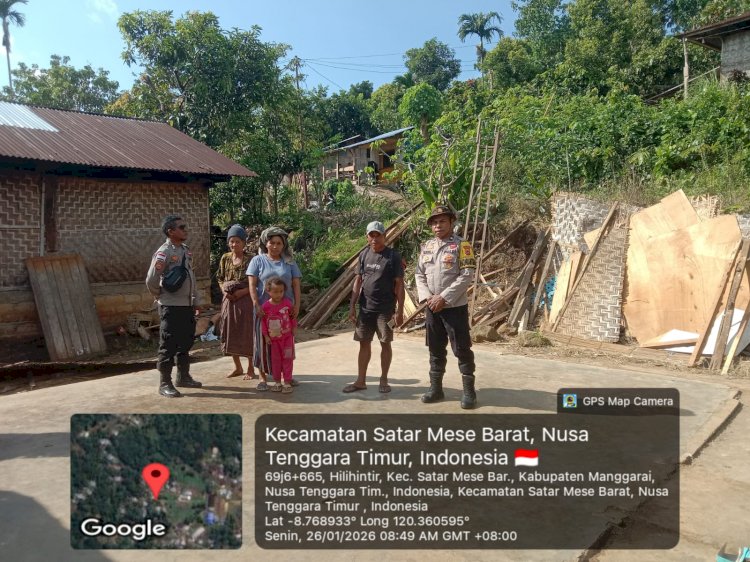 Bhabinkamtibmas Desa Cambir Leca Sambangi Korban Bencana Angin Kencang di Dusun Lelit