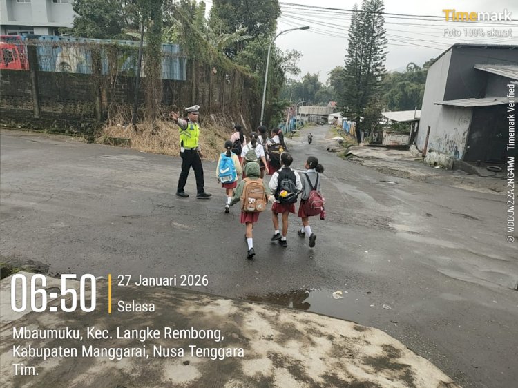 Di Tengah Dingin dan Hujan Ruteng, Polisi Tetap Berdiri Tegak Melayani Masyarakat