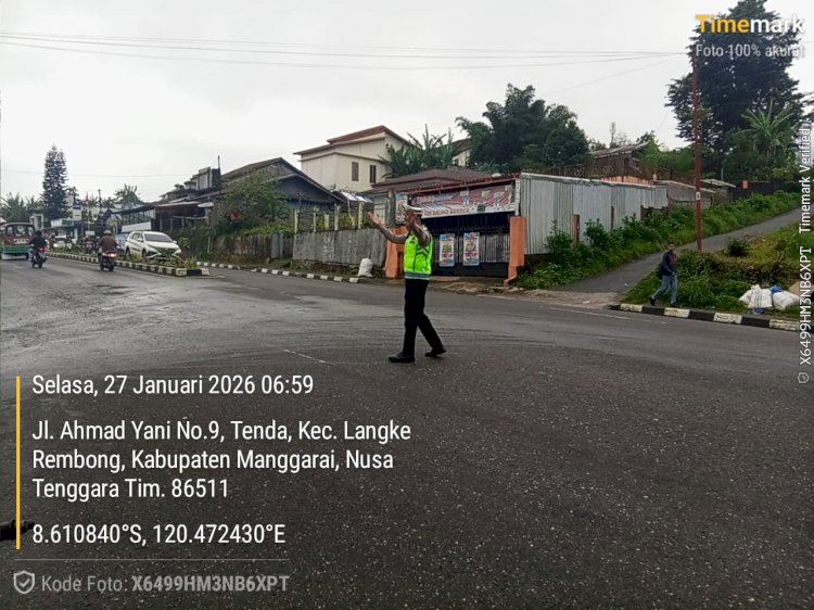 Di Tengah Dingin dan Hujan Ruteng, Polisi Tetap Berdiri Tegak Melayani Masyarakat