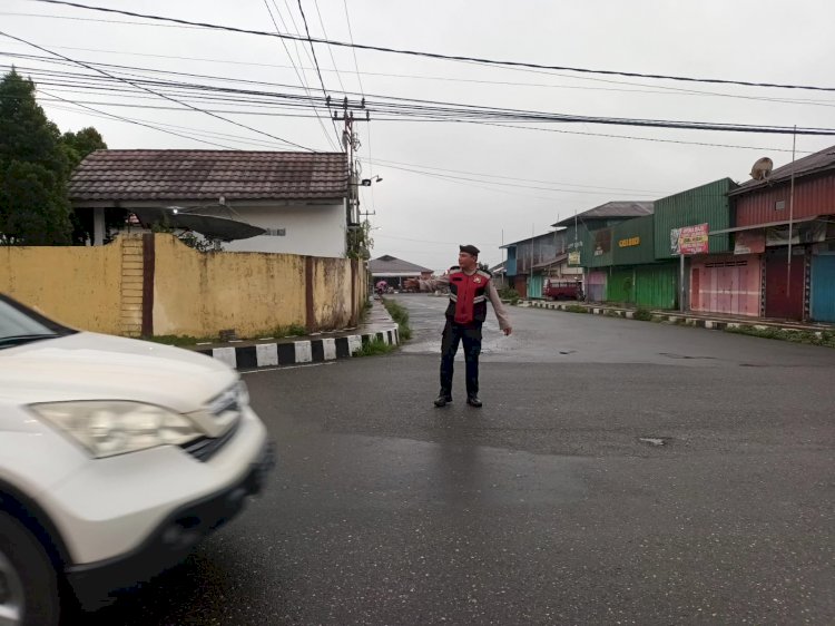 Di Tengah Dingin dan Hujan Ruteng, Polisi Tetap Berdiri Tegak Melayani Masyarakat