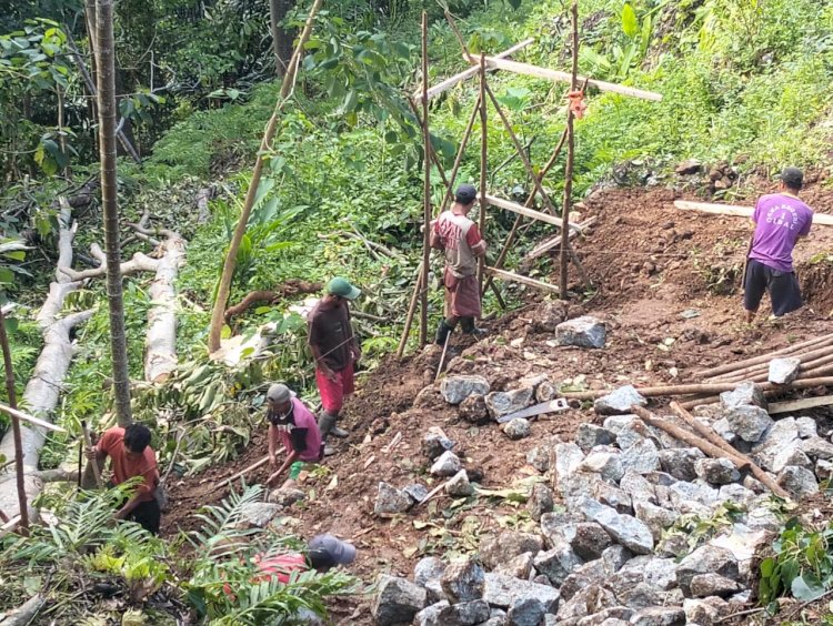 Bhabinkamtibmas Desa Golowoi Laksanakan Gotong Royong Pembangunan Rumah Bantuan Kapolda NTT
