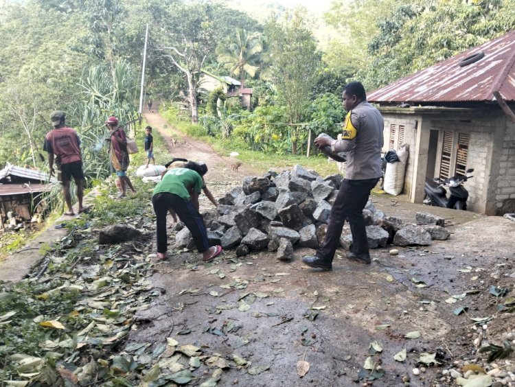Bhabinkamtibmas Desa Golowoi Laksanakan Gotong Royong Pembangunan Rumah Bantuan Kapolda NTT