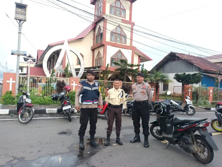 Anggota Polres Manggarai Laksanakan Pengamanan Ibadah Minggu di Wilayah Hukum Polres Manggarai