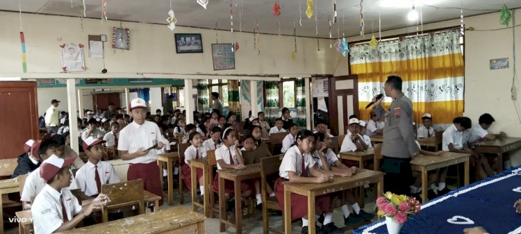 Kanit Binpolmas Polres Manggarai Pimpin Upacara dan Sosialisasikan Pencegahan Bullying di SDK Ruteng V