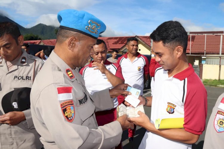 Kasi Propam Polres Manggarai Laksanakan Pemeriksaan Rutin Personel