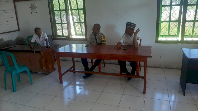 Bhabinkamtibmas Desa Paralando Laksanakan Patroli Dialogis Jaga Situasi Kamtibmas Tetap Kondusif