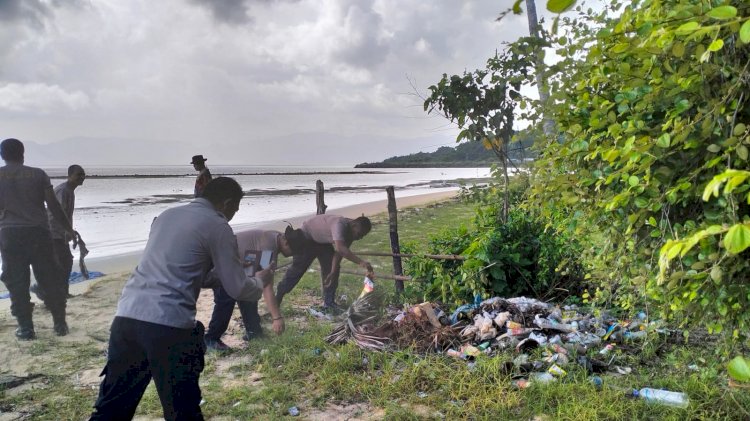 Polsek Reo,Polres Manggarai,Polda NTT Laksanakan Aksi Bersih di Pantai Wisata Jengkalang, Wujud Kepedulian Terhadap Lingkungan.
