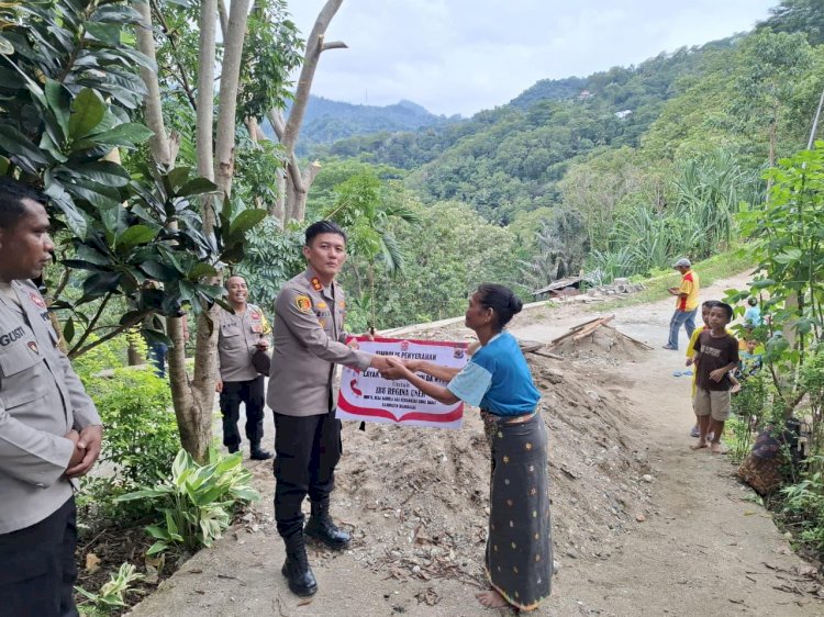 Kapolres Manggarai Salurkan Bantuan Kapolda NTT kepada Dua Warga Kurang Mampu di manggarai.