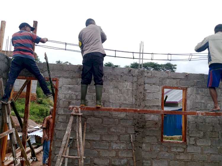 Kepedulian Kapolda NTT Terus Dipantau, Bhabinkamtibmas Hadir Mengawal Pembangunan Rumah Bapak Raimundus Radas
