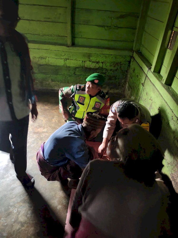 Bhabinkamtibmas Kecamatan Ruteng Dampingi Pelepasan Pasung Pasien ODGJ di Desa Pong La’o