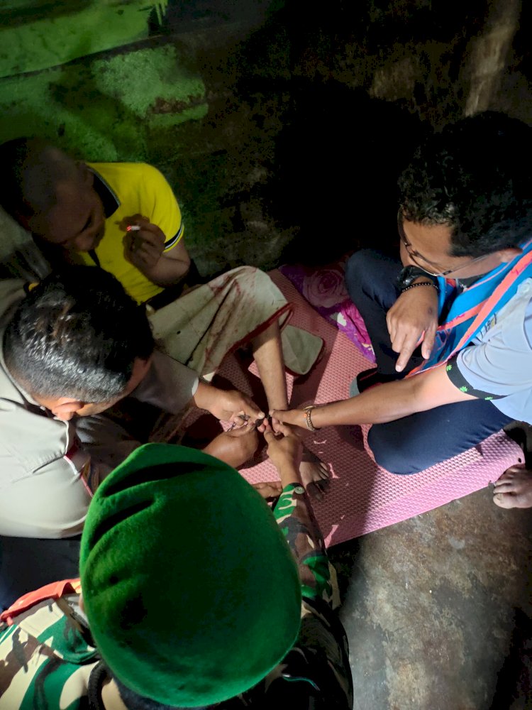 Bhabinkamtibmas Kecamatan Ruteng Dampingi Pelepasan Pasung Pasien ODGJ di Desa Pong La’o