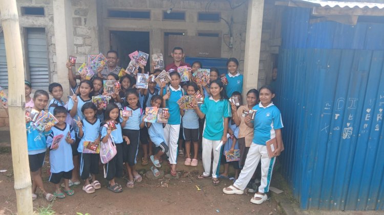POLRES MANGGARAI BERBAGI KEPEDULIAN, BAGIKAN ALAT TULIS DAN SNACK UNTUK ANAK-ANAK DI KAMPUNG LENTENG