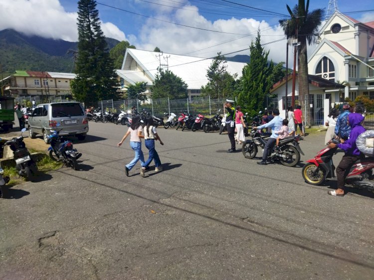 Personel Polres Manggarai Laksanakan Pengamanan Ibadah Minggu, Wujud Pelayanan dan Jaminan Keamanan bagi Umat