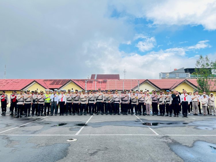 Kapolres Manggarai Pimpin Upacara Bulanan, Tekankan Keselamatan, Disiplin dan Pelayanan Prima