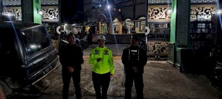 Personel Polres Manggarai Amankan Sholat Tarawih di Dua Masjid di Kota Ruteng