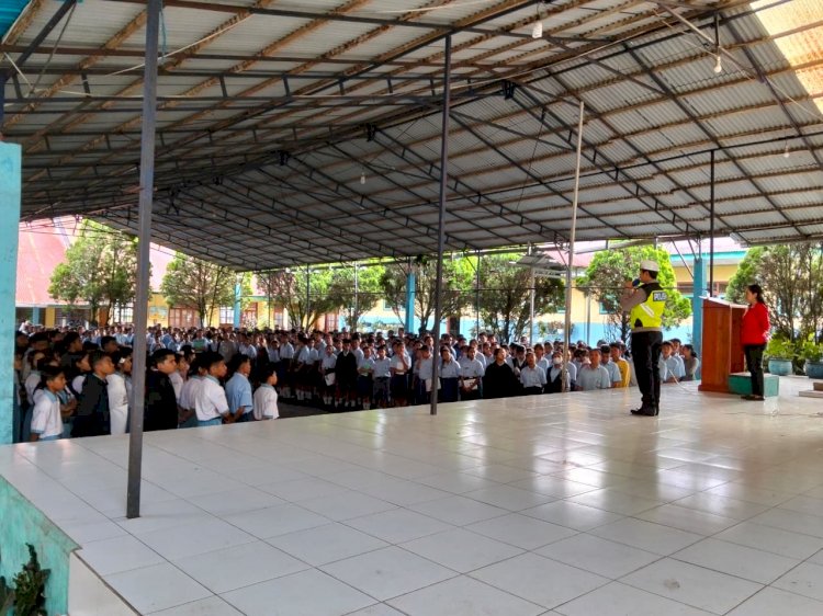 Police Goes To School, Sat Lantas Polres Manggarai Edukasi Pelajar SMPK Immaculata Ruteng