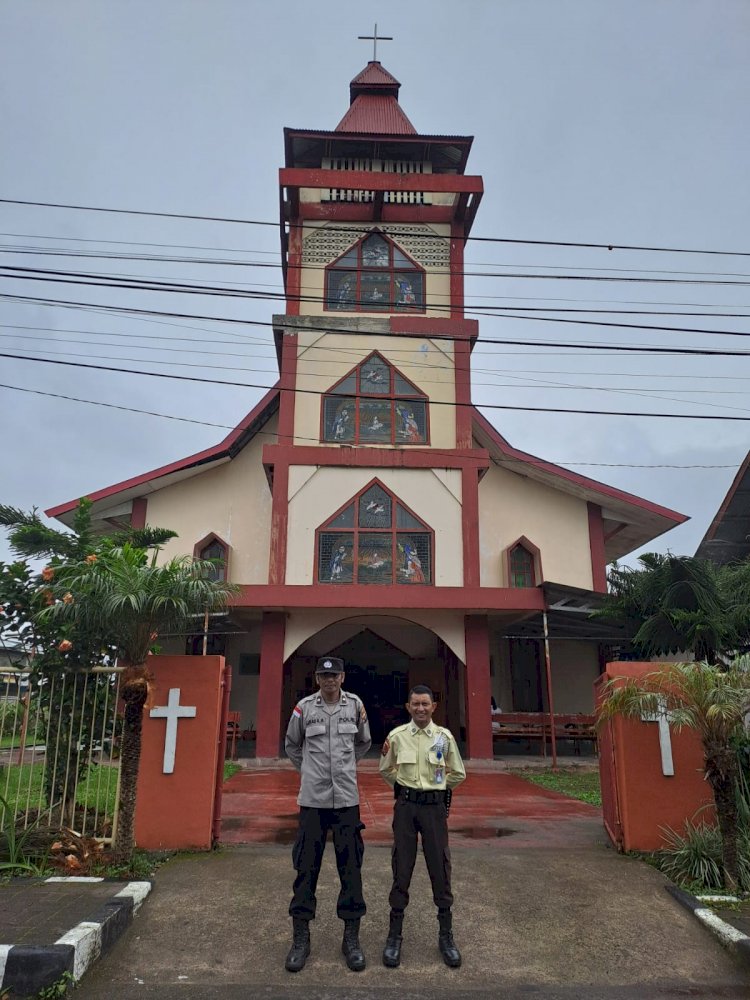Polres Manggarai Polda NTT Hadir Berikan Pengamanan Maksimal pada Ibadah Hari Minggu