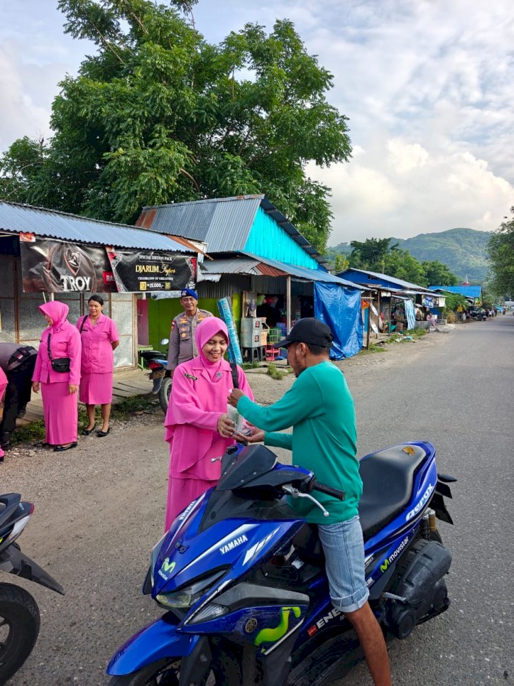 NTT Penuh Kasih, Satpolairud Polres Manggarai  Polda NTT, Bagikan 150 Paket Takjil di Reo